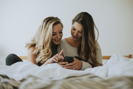 Lesbische schoolmeisjes spelen
